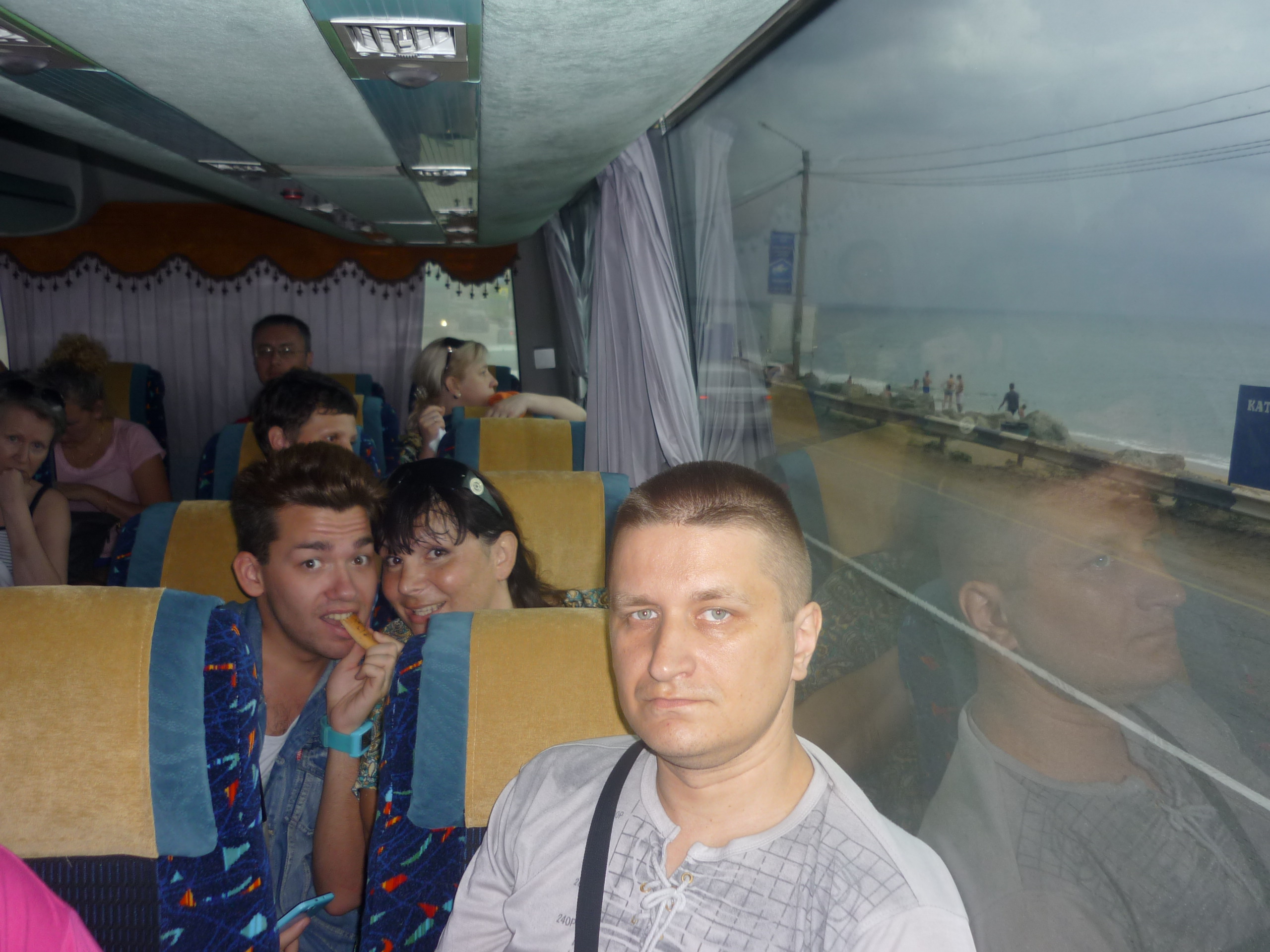Впереди: Сергей Петухов. Сзади: Самат Сваровски и Джульетта Баширова. Автобус Керчь-Ялта