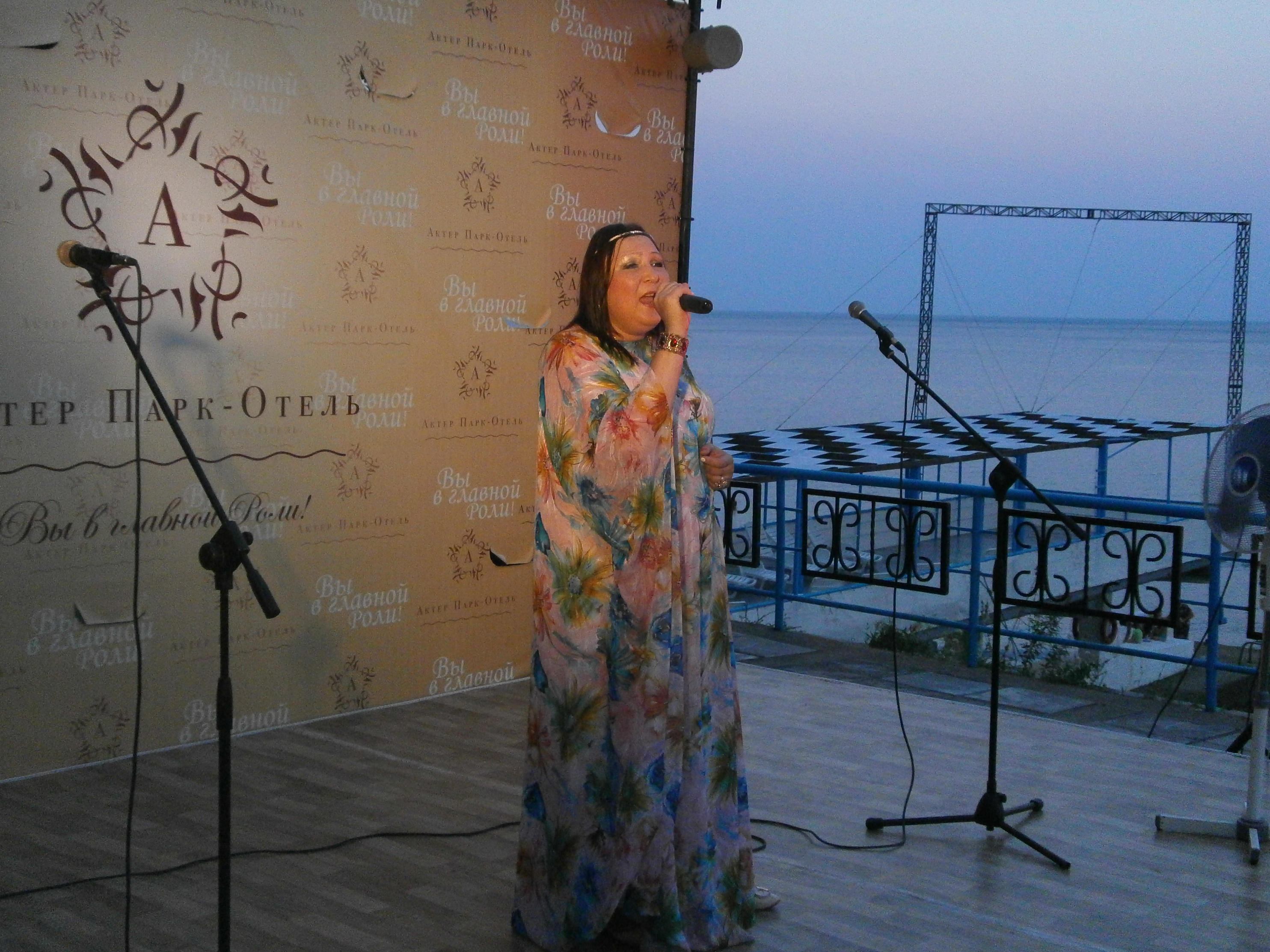 Светлана веданова в авторской программе "За секретными дверями" - "Актёр". Сцена на набережной (г. Ялта)